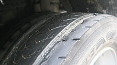 idi vyjel na zasnené jihoeské silnice s takto sjetými pneumatikami.