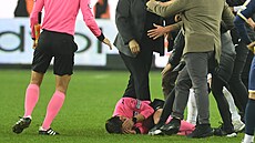 Rozhod�í Halil Umut Meler le�í na zemi po skon�ení zápasu turecké fotbalové...
