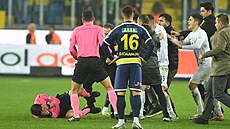 Rozhodí Halil Umut Meler leí na zemi po skonení zápasu turecké fotbalové...