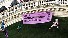 Aktivisté obarvili vodu v benátském Velkém kanále na zeleno v protestu proti...