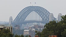 Most Harbour Bridge v Sydney zahalil smog z nedalekých poár bue. (19....