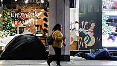 Na fotografii jsou stany, které slouí jako písteí bezdomovcm. (6....
