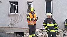 Hasi�i zasahují po výbuchu plynové bomby, který zcela zni�il gará� a po�kodil...