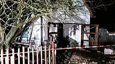 Hasi�i zasahují po výbuchu plynové bomby, který zcela zni�il gará� a po�kodil...