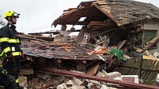 Hasi�i zasahují po výbuchu plynové bomby, který zcela zni�il gará� a po�kodil...