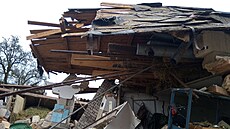 Hasi�i zasahují po výbuchu plynové bomby, který zcela zni�il gará� a po�kodil...