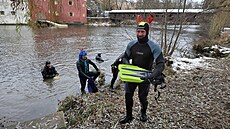 Zamykání �eky Oh�e se zú�astnili �lenové Klubu sportovního potáp�ní Kajman,...