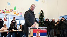 Srbský prezident Aleksandar Vui odevzdal svj hlas v pedasných...
