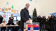 Srbský prezident Aleksandar Vu�i� odevzdal sv�j hlas v p�ed�asných...