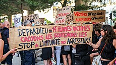 Ve francouzském Marseille protestovala proti Gérardu Depardieu obvinnému z...