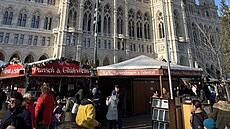 Trhy na Radni�ním nám�stí ve Vídni zdobí panorama budovy.