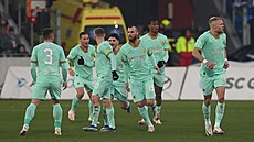 Fotbalisté Slavie se radují z gólu Micka van Burena (vpravo) bhem zápasu proti...