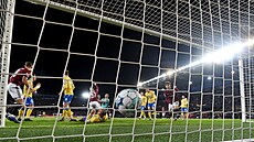 Fotbalisté Sparty stílí gól v zápase proti Teplicím.