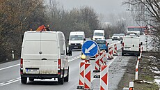 Na hlavním tahu z Brna na Svitavy, silnici I/43, jsou u odboení do Kuimi nov...