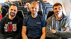 Na palub� letadla do Raumy sed�li zleva sportovní mana�er Dynama B Tomá�...