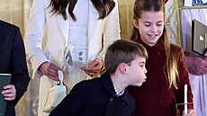 Princ Louis sfoukl svíku své seste Charlotte.