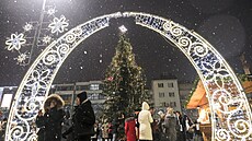 Ostravské váno�ní trhy jsou letos bohat� vyzdobené. Masarykovo nám�stí dopl�uje...