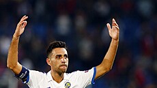 Úto�ník Eran Zahavi z Maccabi Tel Aviv slaví gól proti Basileji.