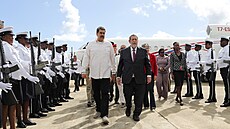 Venezuelský prezident Nicolás Maduro (vlevo) pichází na setkání s guayanským...