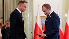 Nový premiér Donald Tusk (vpravo) slo�il u polského prezidenta Andrzeje Dudy...