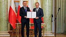 Nový premiér Donald Tusk (vpravo) složil u polského prezidenta Andrzeje Dudy...