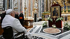 Pape Frantiek se modlí v ímské bazilice Panny Marie Snné. (8. prosince...