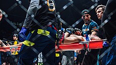 Nmecko-gruzínský zápasník Niko Samsonidze opoutí klec na nosítkách poté, co...