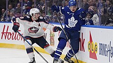 David Kämpf (vpravo) z Toronta v souboji se Zachem Werenskim z Columbusu.