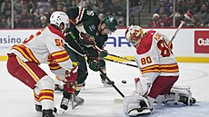 Branká� Dan Vlada� z Calgary �elí ve spolupráci s  Noahem Hanifinem �anci Matse...