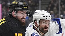 O puk bojují Filip Hronek (vlevo) z Vancouveru a Luke Glendening z Tampy.
