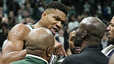 Janis Adetokunbo z Milwaukee v emotivní debat� s kou�em Indiany.
