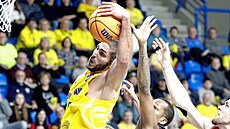Pivot opavských basketbalist� Adam Pechá�ek v minulém utkání Ligy mistr�...