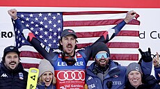 Americký lya Bryce Bennett se raduje z neekaného triumfu ve sjezdu ve Val...