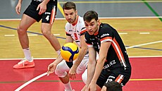 Volejbalisté Karlovarska v zápase s Izmirem. Zleva Daniel Pfeffer, Marino...