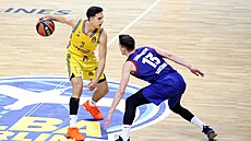 Tomá� Satoranský (vpravo) z Barcelony brání Mattea Spagnolu z Alby Berlín.