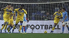 Enzo Barrenechea (vlevo) z Frosinone slabí se spoluhrá�i gól v duelu s Neapolí.