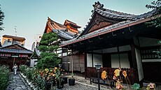 Nejkrásnjí svatyní v Kjótu je Heian jinja.