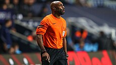Rozhod�í Sam Allison b�hem utkání druhé anglické ligy mezi Coventry City a...