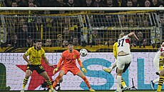 Stoper PSG Milan kriniar (37) pálí proti Dortmundu z velké dálky.