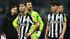 Zklamaní hrá�i Newcastlu po porá�ce s AC Milán a vy�azení z evropských pohár�.