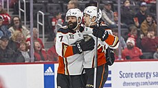 Radko Gudas (7) a Urho Vaakanainen (5) slaví gól Anaheim Ducks.