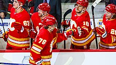 Martin Pospí�il (76) slaví gól se spoluhrá�i z Calgary Flames.