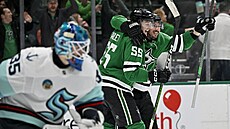 Matt Duchene (95) a Thomas Harley (55) slaví gól Dallas Stars proti Seattle...