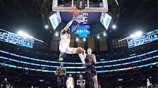 Julius Randle (30) z New York Knicks smeuje na ko Los Angeles Lakers.