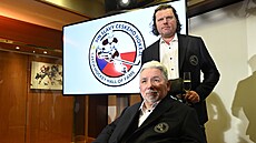 Do Sín� slávy �eského hokeje byli uvedeni Roman Herink a Roman Turek,(stojící).