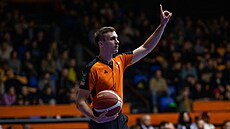 Basketbalový rozhodí Marek Voahlík