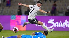 Alex Schalk z Urawa Reds ská�e p�es branká�e Rodolfa Cotu z Leónu.