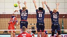 Volejbaloví Lvi Praha blokují v zápase s Galati.