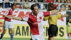 Tomá Kucha slaví gól Slavie na snímku z roku 1999.