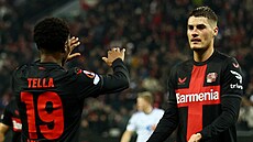 Patrik Schick (vpravo) a Nathan Tella z Leverkusenu oslavují gól.